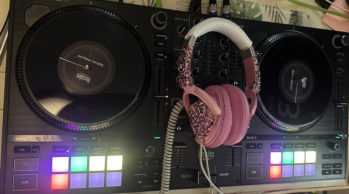 DJMAYUMI's tweet image. 今日のTikTok Liveでは、 T7を使用してみます😄
お世話になってる@DJ_HAGI さんのYou Tube動画を見ていたら、フェルトのスリップマットじゃなくバイナルの袋でよく使われているビニール(スリップシート)のみを使うといいと言っていたので参考にさせていただきました🫡
youtu.be/9ZWNECylLU4?si…