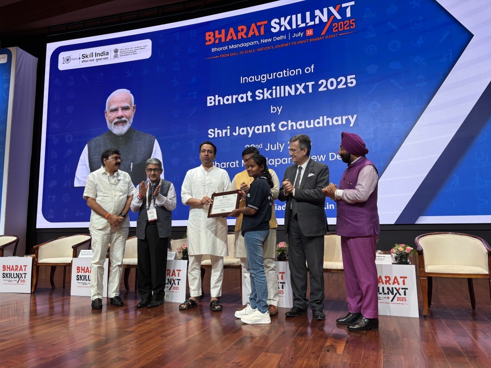 Shri <a href="/jayantrld/">Jayant Singh</a> Hon'ble Minister of State (IC), <a href="/MSDESkillIndia/">Skill India</a> releases #SkillImpactBond's midpoint results at #BharatSkillNXT! So far, at the halfway mark, we have trained 23,000+ youth, 70%+ of them women, with 75% joining jobs and 60% retaining jobs for at least 3 months.