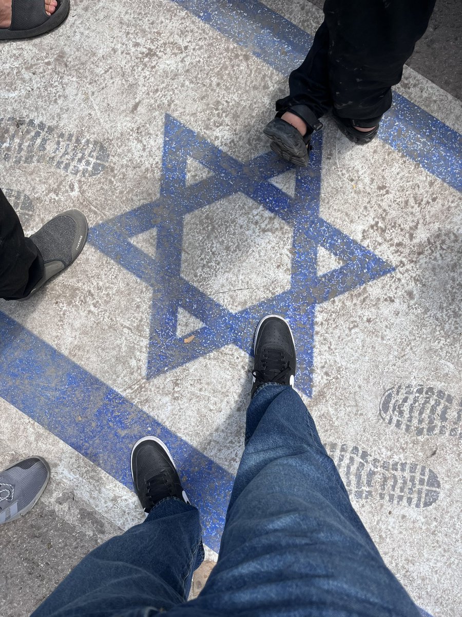AryJeay's tweet image. They were giving delicious free tea dedicated to Imam Hussein (naazri) to anyone with thirst, just casually on the road.
This is something very common in Iran, they do it out of love for Imam Hussein (as).
They also put the Israeli flag on the ground, and I saw this as a good…