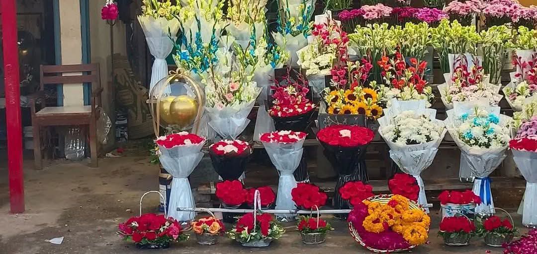 Suno_Bilal's tweet image. She: Will you buy me a flower?
Me: I will buy you a garden janam❤