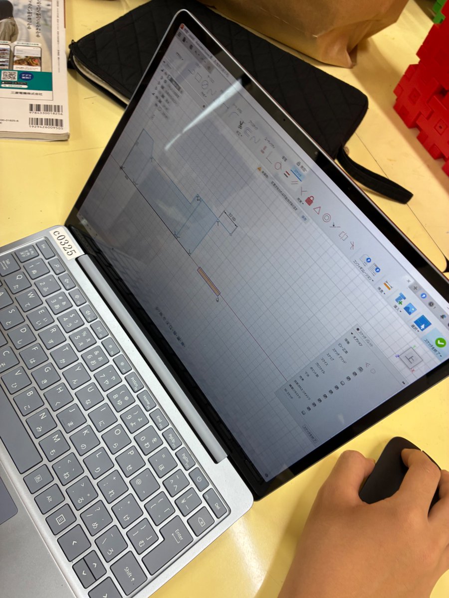 krfc_krfc_krfc's tweet image. 中3の部員は、Googleマップを見ながら、Fusion360を利用して、図面の作成と完成イメージの確認を行なっていました。

下北沢にある4階建アパートをモチーフとしているようです。

#玉社鉄研
#Nゲージ
#Fusion360
#ストラクチャ
#情景部品