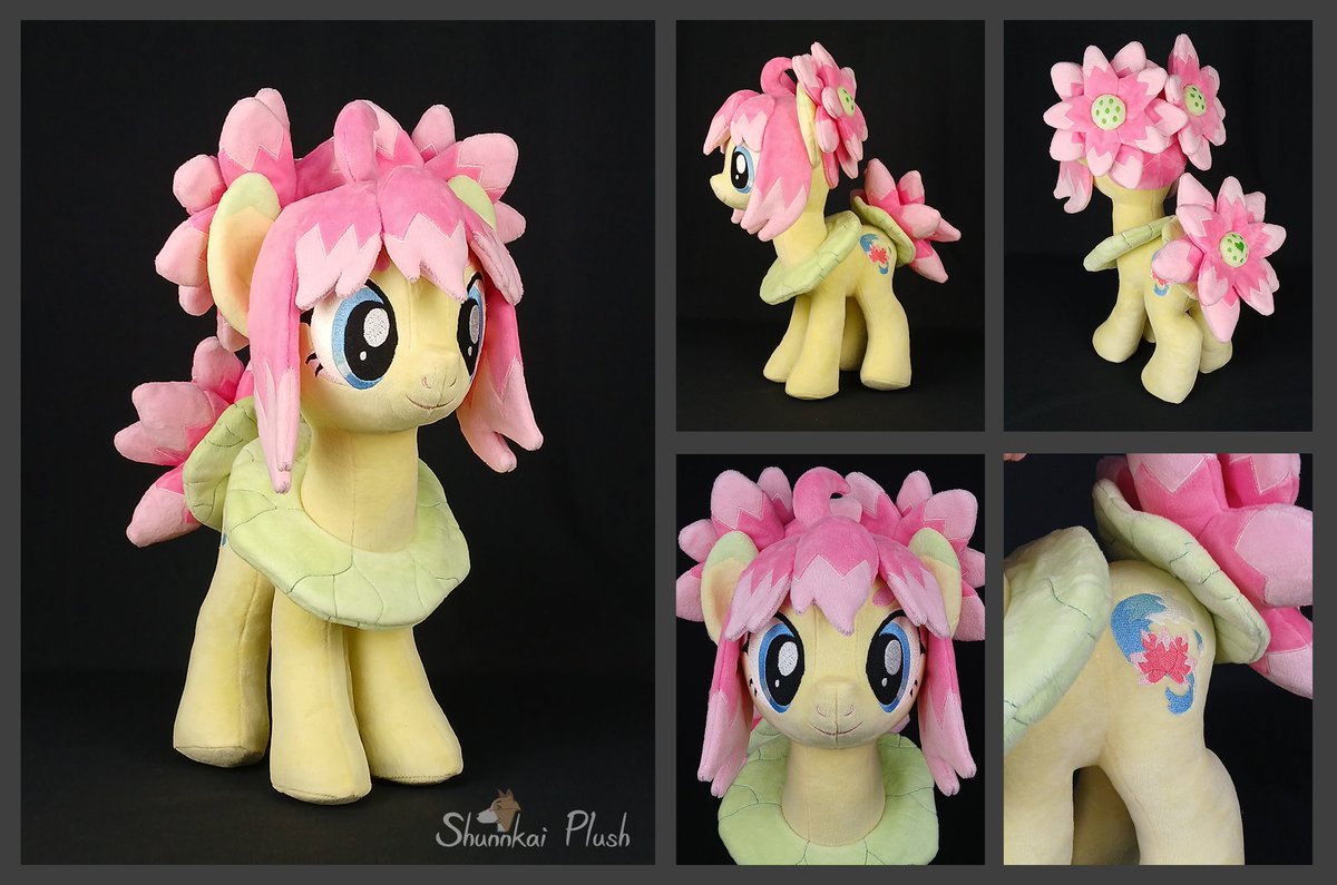 EquestriaDaily's tweet image. That's an absolutely crazy mane right there. I can only imagine how hard it was to make a pattern out of it.
Time for plushies! Go get them all below:
equestriadaily.com/2025/07/pony-p…