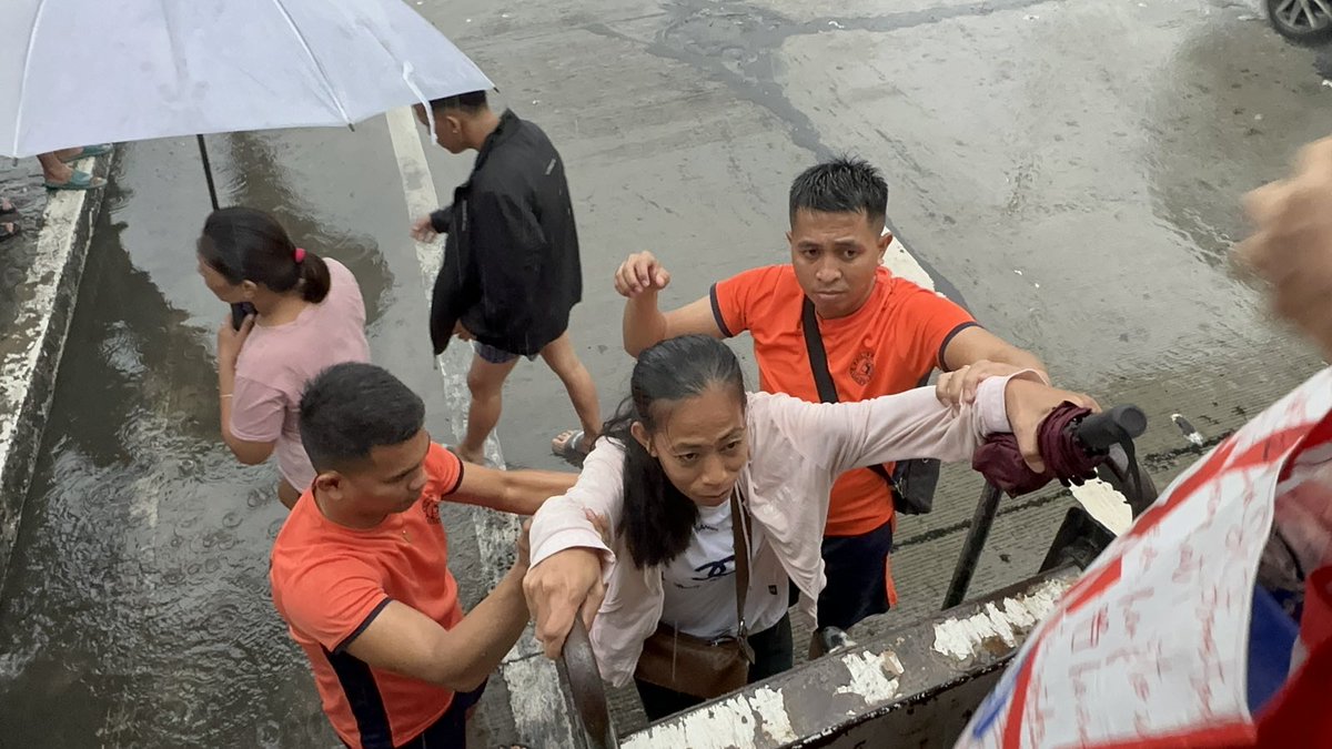 coastguardph's tweet image. 𝐀𝐓𝐌: Sa kasagsagan ng rush hour, tuluy-tuloy ang libreng sakay mula sa Philippine Coast Guard (PCG), partikular sa Kalaw Avenue, Maynila.
✍️tinyurl.com/4bh64492
#DOTrPH 🇵🇭
#CoastGuardPH
#MaritimeSectorWorks