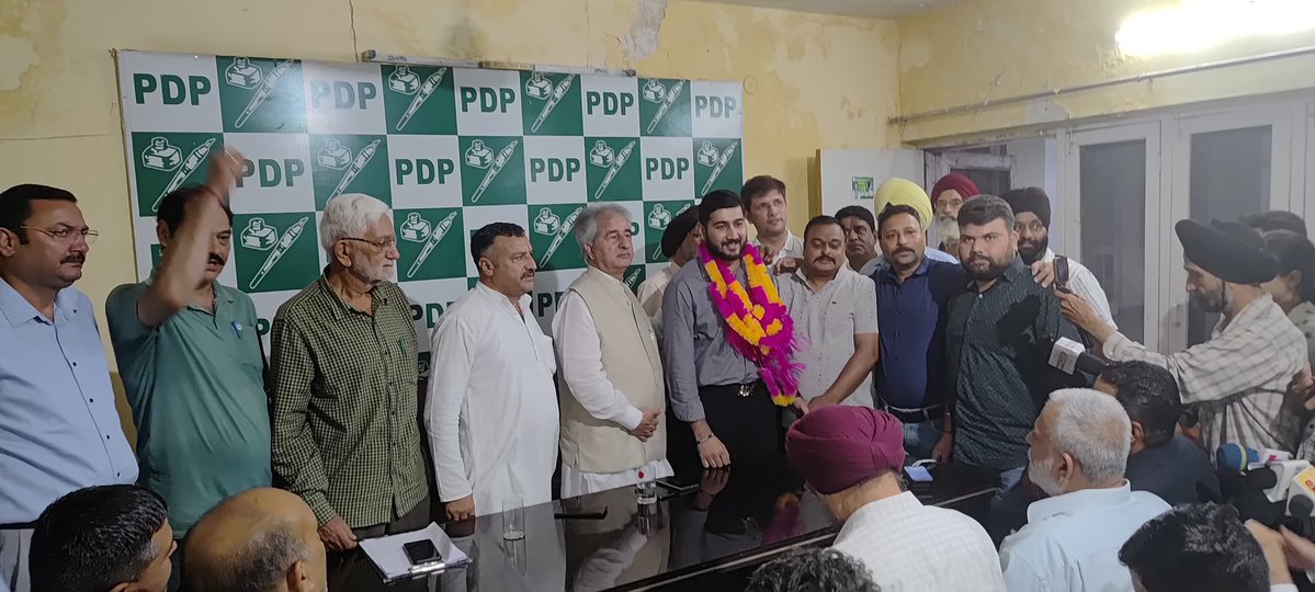 jkpdp's tweet image. JKPDP Vice President Mohd Sartaj Madni chaired a meeting of party leaders & workers at Jammu HQ to review preparations for Party Foundation Day.
He urged the cadre to celebrate the day with full enthusiasm and commitment.
The party also welcomed Advocate Sukrit Mahajan, a young…