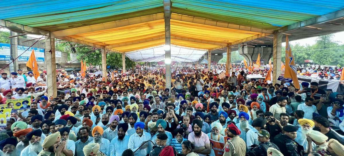 My gratitude to the Akali cadre and farmers of Ludhiana for organizing a massive dharna at DC office Ludhiana against <a href="/AamAadmiParty/">AAP</a> convener <a href="/ArvindKejriwal/">Arvind Kejriwal</a> and his associates for engaging in a brazen land-grabbing scheme to usurp 40,000 acres of fertile land in Punjab,