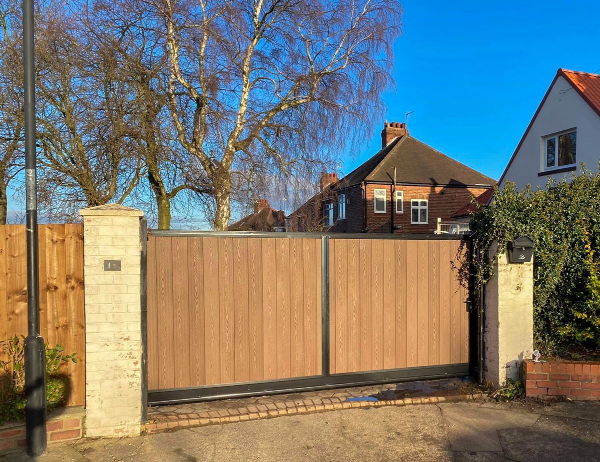#Featured #project - designed and installed #automated #gates 

Find out more about our gates at 
riversidemetalwork.co.uk/domestic-desig…