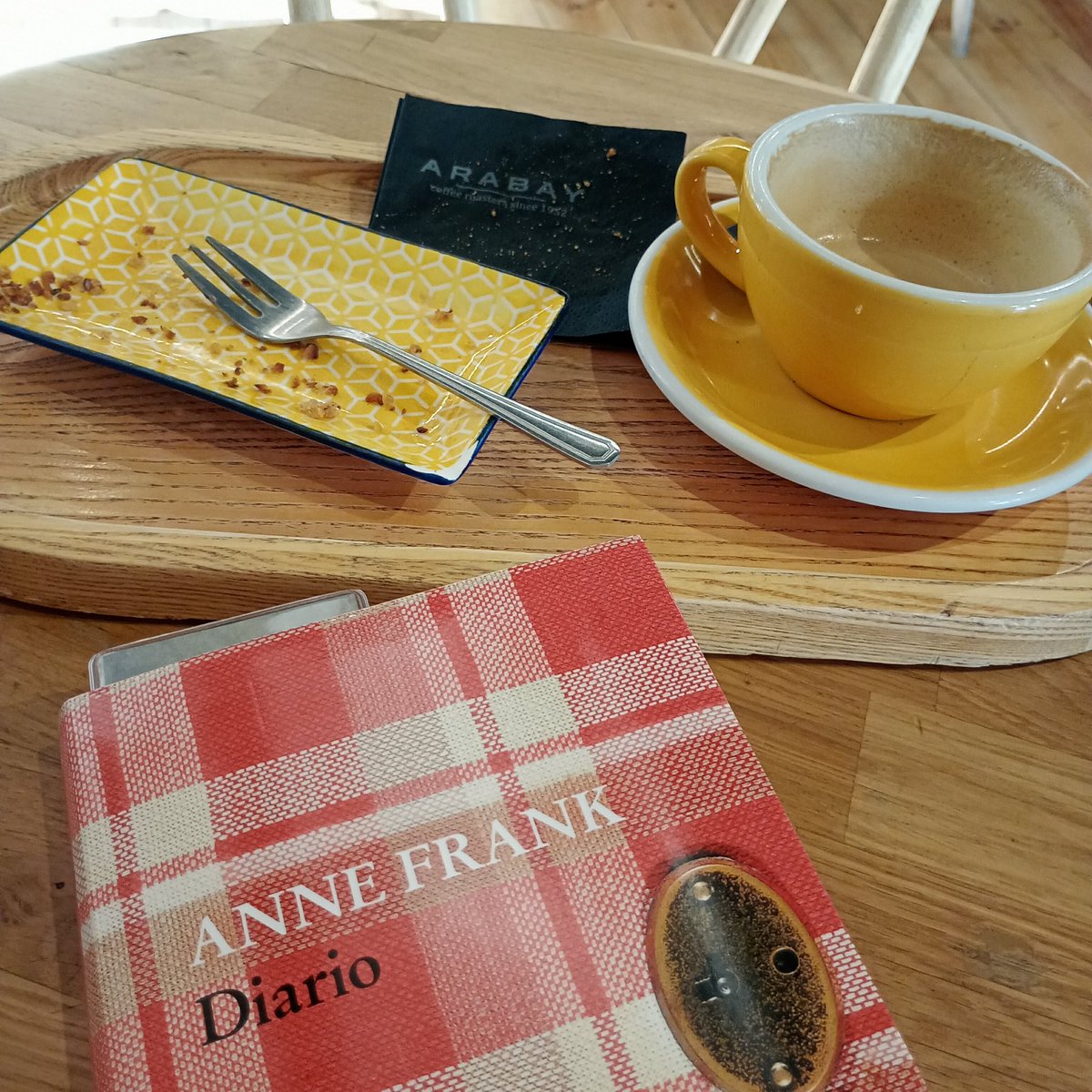 Lachurri's tweet image. Por falta de costumbre, llego tarde a la foto bonita del bizcocho y el café, como llego tarde al Diario de Anne Frank, pero a lo último ya le estoy poniendo solución