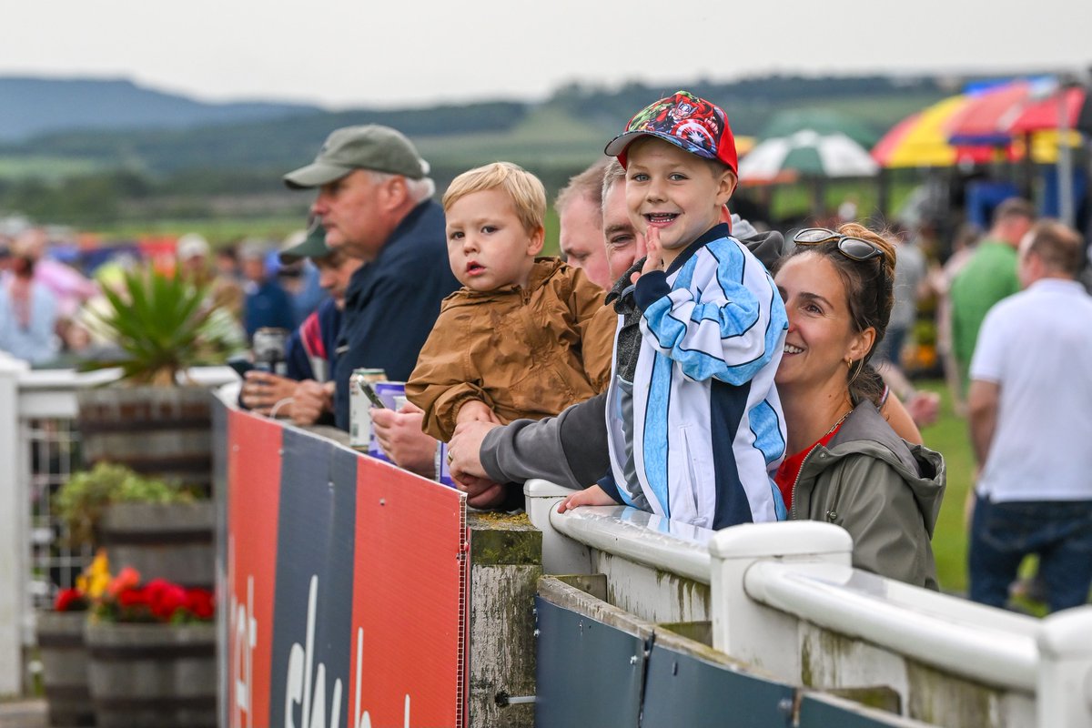 Redcarracing's tweet photo. 🎪 Were YOU spotted at our Circus Family Funday on Sunday?
Part of the Sky Bet #GoRacingInYorkshire Summer Festival – a day full of thrilling racing & fun🐎🎉
📸Have a look on our Facebook galleries to see if you were captured by @thehannahali – maybe even with Festival Freddie? https://t.co/FtTzXj5mY4