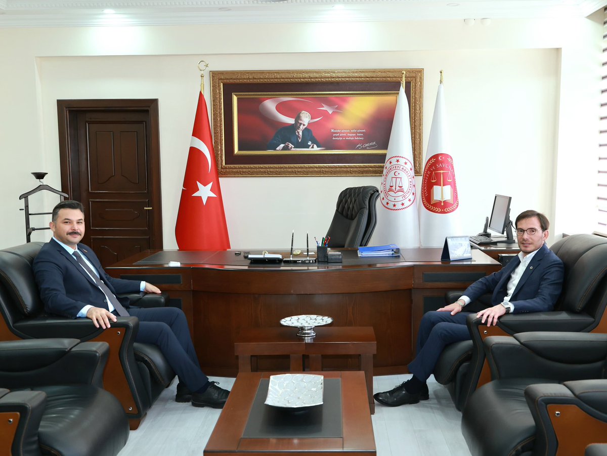 mkyazicioglutr's tweet image. 2025 Yılı Adli ve İdari Yargı Ana Kararnamesi kapsamında Tokat Cumhuriyet Başsavcılığı görevine atanan ve bugün görevine başlayan Cumhuriyet Başsavcısı Sayın Yunus Emre Büyükyurt’a hayırlı olsun ziyaretinde bulundum.
Sayın Cumhuriyet Başsavcımıza nazik misafirperverliği için…