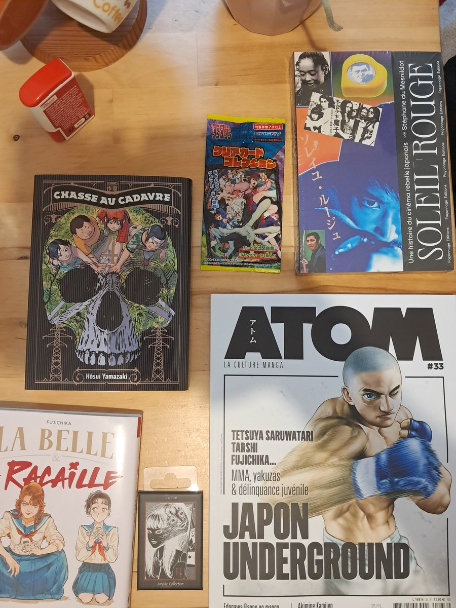 DimKhanki's tweet image. Sinon quelques mangas comme la Belle et la Racaille de @AKATAmanga, mais aussi le dernier @ATOM_Magazine , le livre sur le cinoche Jap underground Soleil Rouge et des goodies Junji Ito et Dandadan.