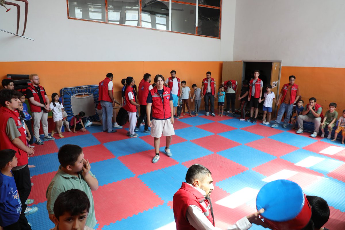 Damla Su Gönüllüleri ilçemizi ziyaret etti 💧
Çukurca’nın önemli tarihî ve kültürel alanlarını gezdirdik 🏞️📸
Ardından Gençlik Merkezimizde öğrencilerimizle buluşarak keyifli anlar yaşadık 🎉🤝✨