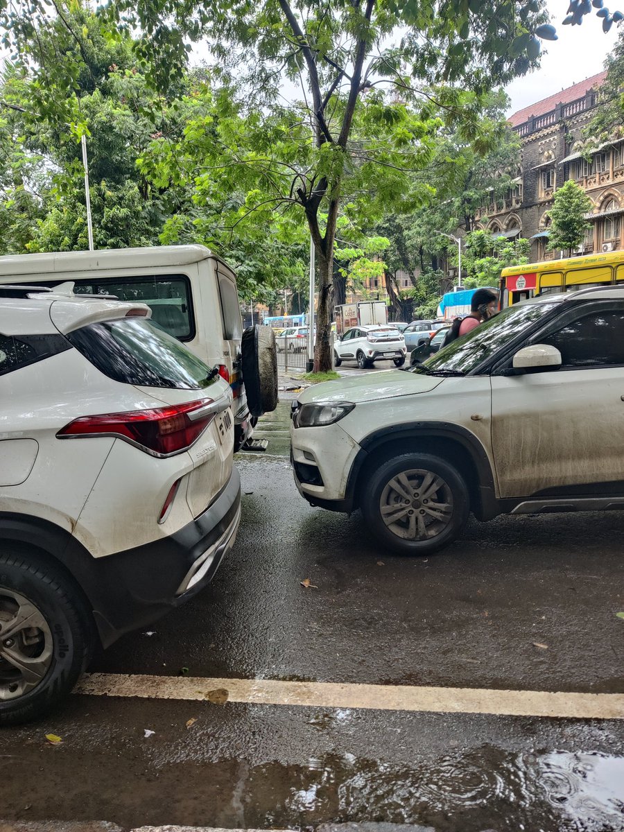public_pulseIN's tweet image. Thanks for blocking my entry to the #footpath!!
Location: Opp. Bombay High Court, Karmaveer Bhaurao Patil Marg where cars take a free left towards Churchgate.
@MTPHereToHelp