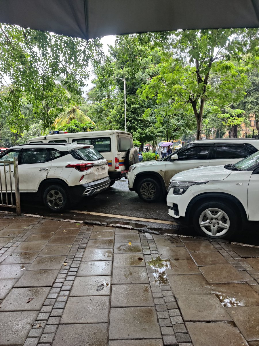 public_pulseIN's tweet image. Thanks for blocking my entry to the #footpath!!
Location: Opp. Bombay High Court, Karmaveer Bhaurao Patil Marg where cars take a free left towards Churchgate.
@MTPHereToHelp