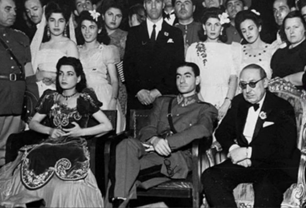 VidaSarafraz's tweet image. ۳۱ تیرماه،سالروز درگذشت #احمد_قوام (قوام السلطنه) یکی از شخصیت های مهم سیاسی تاریخ معاصر است.
در کارنامه سیاسی او نقش برجسته و تحسین برانگیزش در همراهی با #شاهنشاه برای نجات آذربایجان دیده میشود.