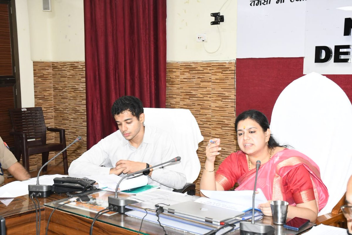 dmdeoria's tweet image. आज कलेक्ट्रेट सभागार में जनपद में संचालित निर्माण कार्यों (CMIS) की प्रगति की समीक्षा बैठक आयोजित की गई।
@UPGovt @CMOfficeUP @ChiefSecyUP @InfoDeptUP
