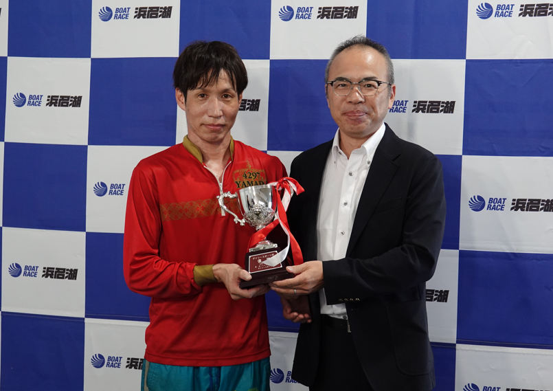 hamanakoswacky's tweet image. 「デイリースポーツ杯」の優勝戦は、4号艇山田哲也選手がコンマ19のスタートでまくり差しを決めて優勝しました!
【表彰式コメント】…