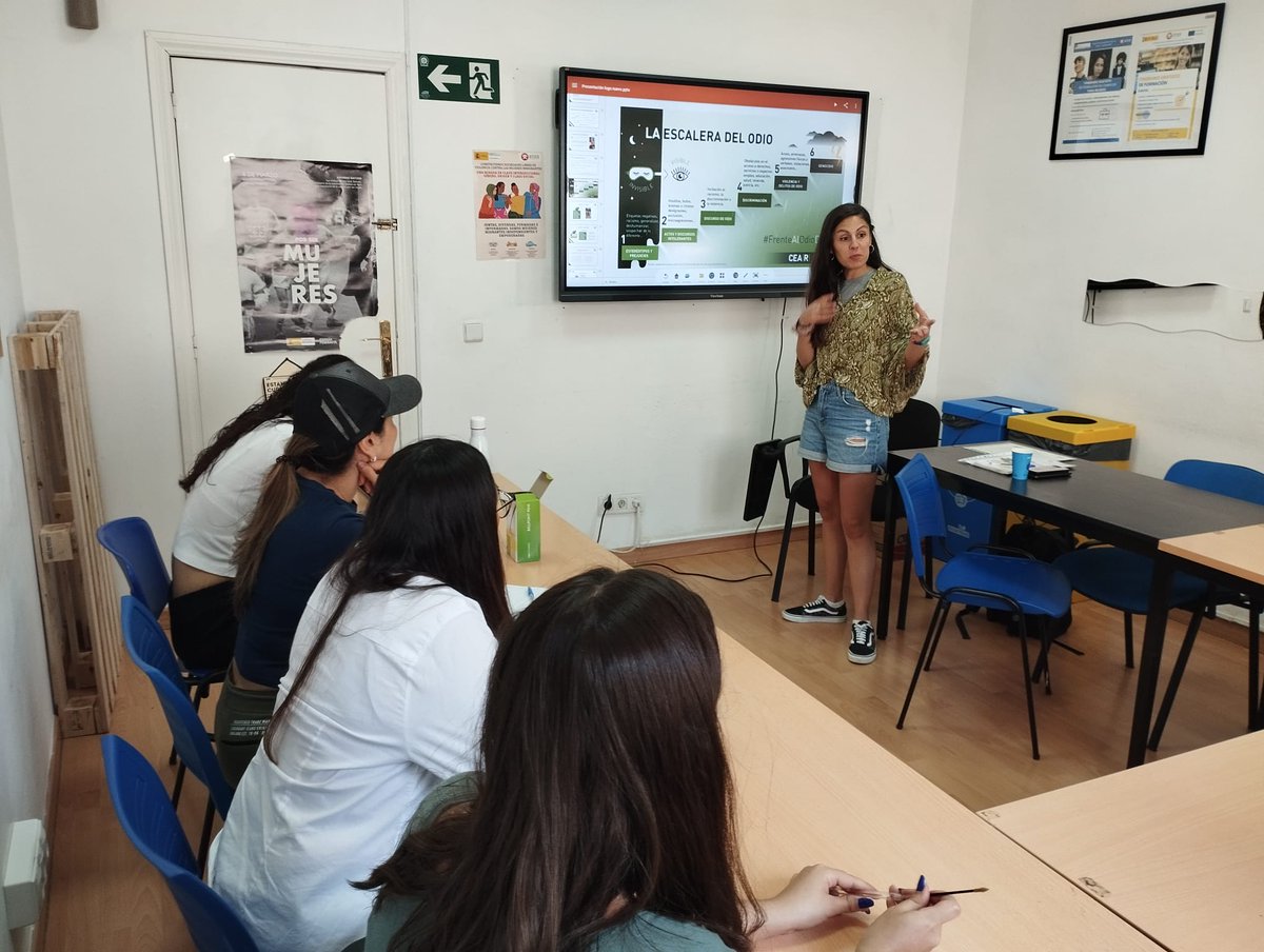 Hoy es el Día Europeo Contra los Discursos de Odio y desde #AlzaLaVozContraElRacismo y la Xenofobia trabajamos para que las personas migradas conozcan sus derechos, qué recursos existen y dónde acudir. Ponte en contacto para más info: alzalavoz.madrid@cear.es
#ParemosElOdio