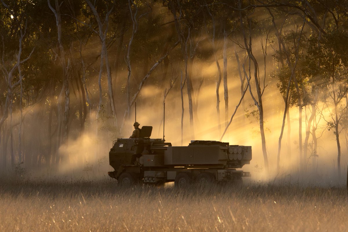 DefenceAust's tweet image. Sitting in the cab of a high mobility artillery rocket system (HIMARS) on the range at 📍 Shoalwater Bay, Gunner Zachary Clarke was buzzing with nervous energy.
Six months of training had led up to him sitting in front of a fire control panel, triple-checking data and waiting…