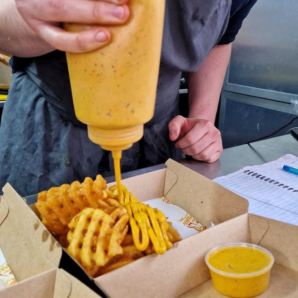 There's nothing quite like that satisfying crunch that you get when biting into a crispy chicken sando from Los Hermanos! 
#bristolmarket #foodanddrink #bristolfoodies #foodie #takeaway #bristollunch #lunchinspiration #bristolstreetfood #bristolindependant #foodstagram