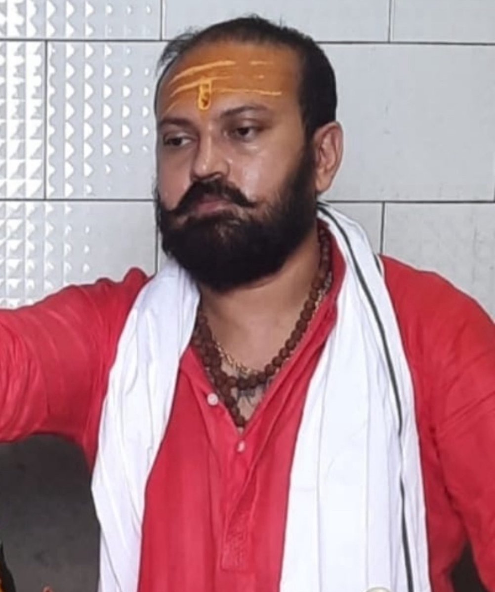 pushkal_dwivedi's tweet image. “मैं न तो शरीर हूँ, न इन्द्रियाँ, न ही अंतःकरण या बुद्धि हूँ। न मैं प्राणों का समूह हूँ, न कर्ता हूँ, और न ही स्त्री, पुत्र, क्षेत्र, धन आदि का स्वामी हूँ। मैं तो नित्य, शुद्ध, निर्लिप्त आत्मा हूँ — शिव हूँ। जैसे रस्सी को अज्ञानवश साँप समझा जाता है, वैसे ही आत्मा को अज्ञानवश जीव…