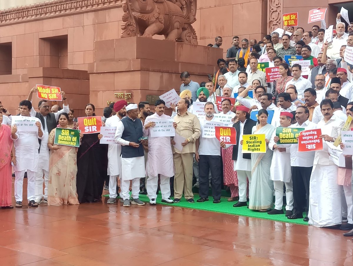 _Sudhaker_singh's tweet image. बिहार में ‘SIR’ के नाम पर वोट के साथ घपला और धांधली कर जनता के मताधिकार के साथ की जा रही इस साज़िश के ख़िलाफ़ विपक्ष चुप नहीं बैठेगा। लोकतंत्र की गरिमा को बचाने के लिए हमने संसद भवन में विरोध प्रदर्शन किया,
📍 संसद भवन, नई दिल्ली
बिहार की जनता के वोट की रक्षा के लिए हम संसद से…