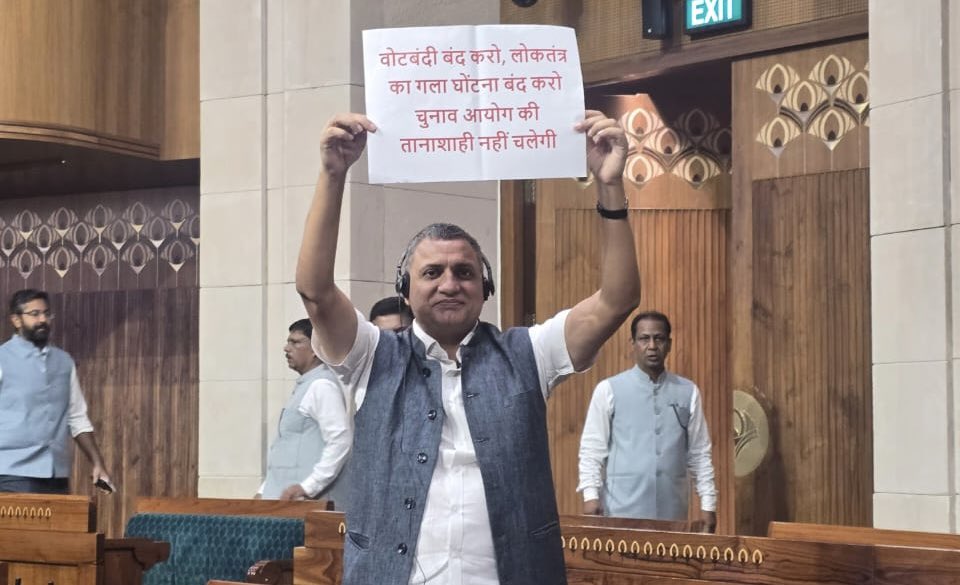 _Sudhaker_singh's tweet image. बिहार में ‘SIR’ के नाम पर वोट के साथ घपला और धांधली कर जनता के मताधिकार के साथ की जा रही इस साज़िश के ख़िलाफ़ विपक्ष चुप नहीं बैठेगा। लोकतंत्र की गरिमा को बचाने के लिए हमने संसद भवन में विरोध प्रदर्शन किया,
📍 संसद भवन, नई दिल्ली
बिहार की जनता के वोट की रक्षा के लिए हम संसद से…