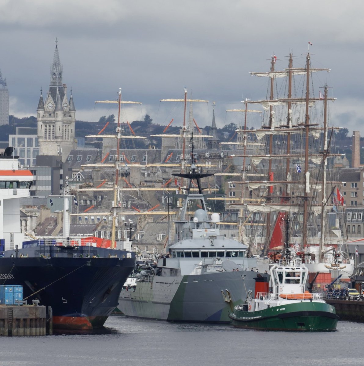 NavyLookout's tweet image. .@hms_mersey departs from Aberdeen this morning after participation in #tallshipsaberdeen event.
Via @MichaelJWC626