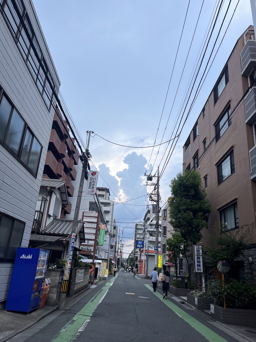 kluck_shiki's tweet photo. 毎日更新が目標ですがなかなか出来ないですが今日の空が気になったので撮影しちゃいました💁‍♀️

なんか不思議だと感じるのはわたしだけでしょうか？？？？ https://t.co/dowH8wxS9r