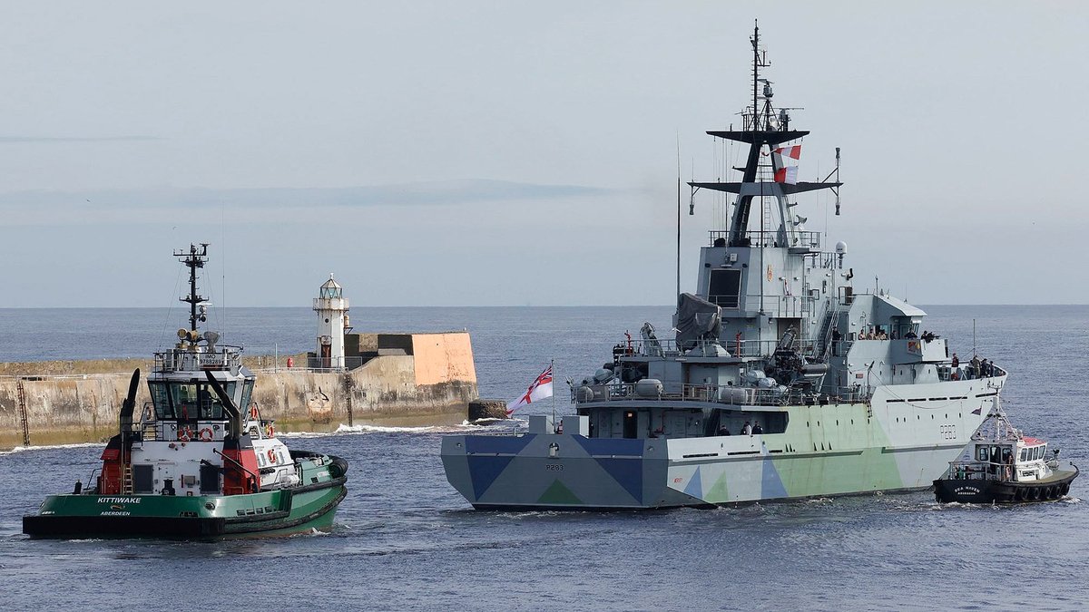 NavyLookout's tweet image. .@hms_mersey departs from Aberdeen this morning after participation in #tallshipsaberdeen event.
Via @MichaelJWC626
