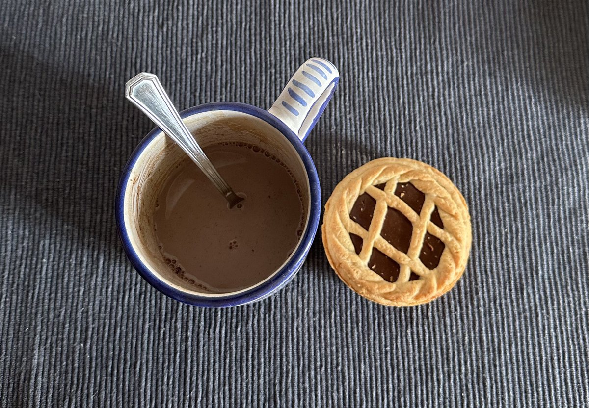 inefaeble's tweet image. da quando ho scoperto il latte al cioccolato la sera vado a letto solo con il pensiero che quando mi sveglierò potrò berlo &lt;3