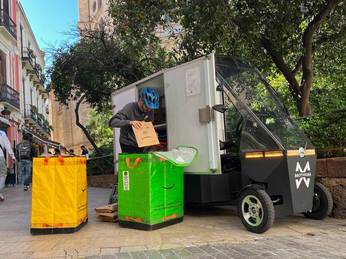 ZagDaily's tweet image. Cargo bike developer Mothium partners with supply chain specialist UNEI to mass produce up to 5,000 e-cargo bikes per year.
Read more: zagdaily.com/trends/mothium…