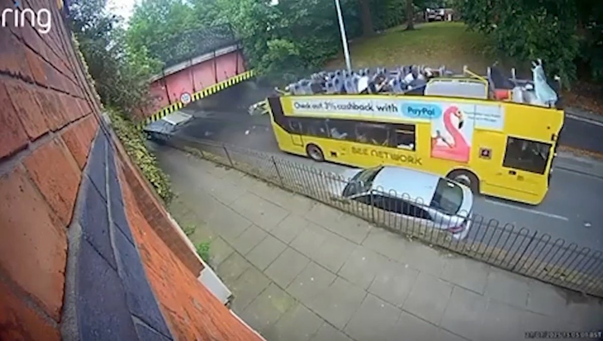 MirrorBreaking_'s tweet image. Bus driver arrested as 15 passengers hurt when he went wrong way and hit bridge
mirror.co.uk/news/uk-news/b…