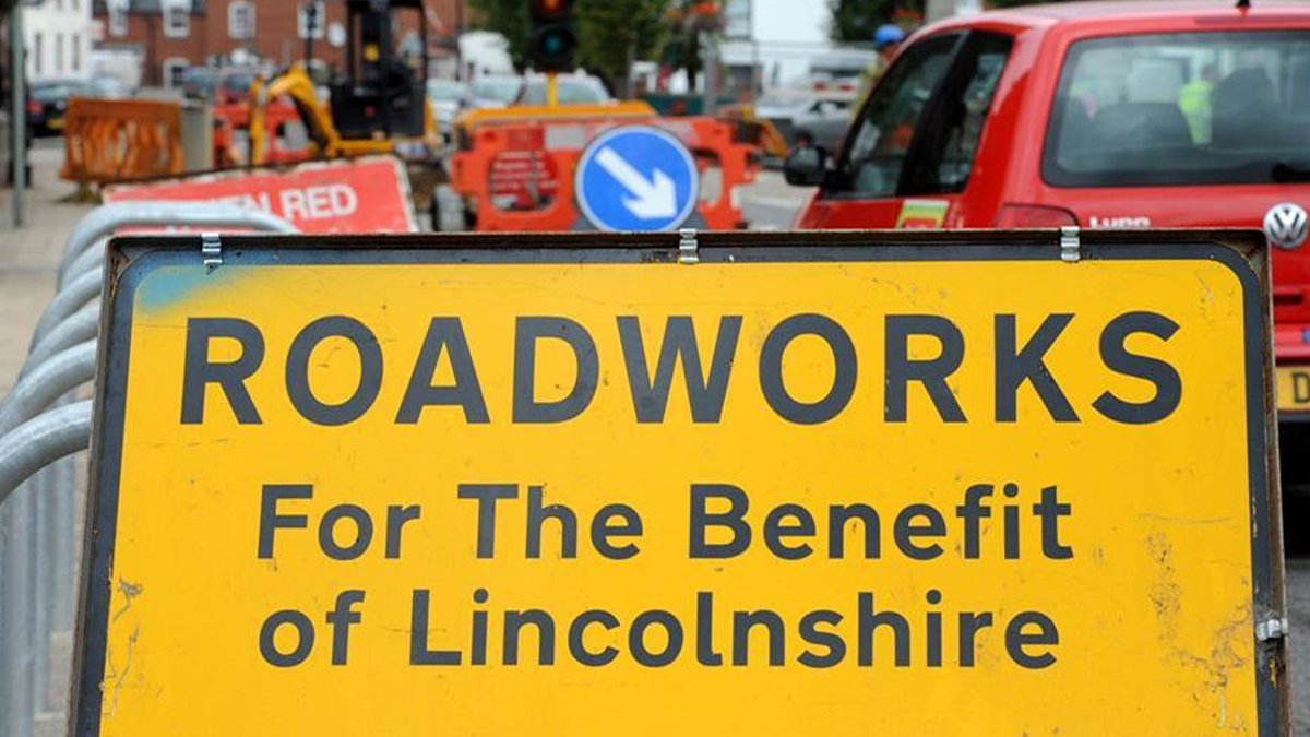 LincolnshireCC's tweet image. 🚧 Crossing upgrade outside The King’s School, Grantham 🛑
A busy pedestrian crossing on the A607 outside The King’s School in Grantham is set to be widened this summer to improve safety.
📅 Works begin Monday 4 August and are expected to last up to four weeks.
👷♂️ The new…