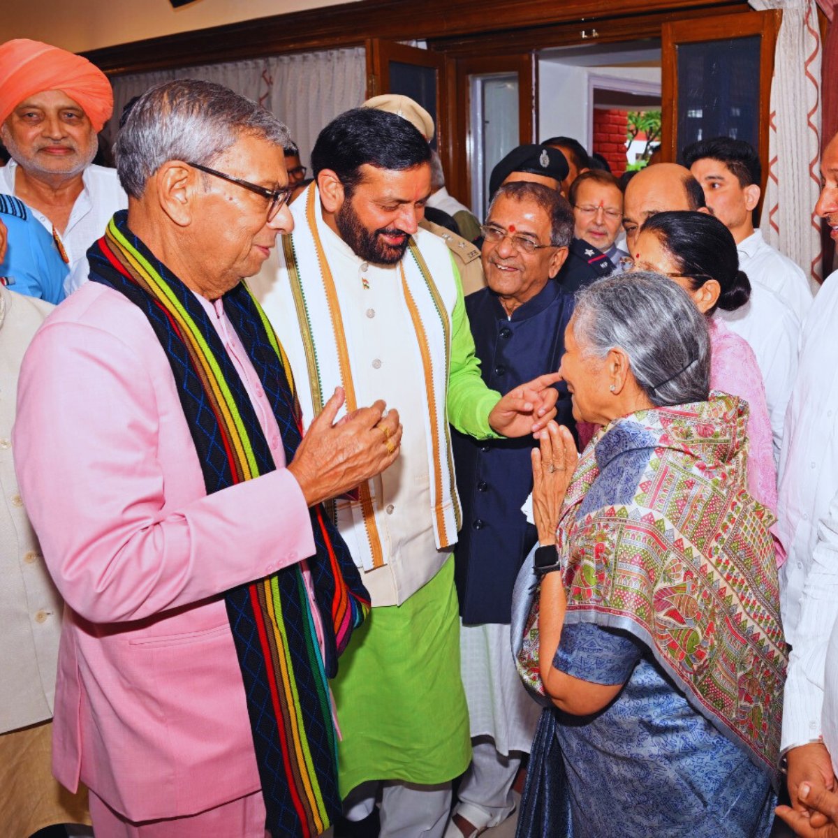 Savitri Jindal (@savitrijindal) on Twitter photo рдХрд▓ рдЪрдВрдбреАрдЧрдврд╝ рдореЗрдВ рд╣рд░рд┐рдпрд╛рдгрд╛ рдХреЗ рдирд╡ рдирд┐рдпреБрдХреНрдд рд░рд╛рдЬреНрдпрдкрд╛рд▓ рд╢реНрд░реА рдЕрд╢рд┐рдо рдХреБрдорд╛рд░ рдШреЛрд╖ рдЬреА рдХреЗ рд╢рдкрде рдЧреНрд░рд╣рдг рд╕рдорд╛рд░реЛрд╣ рдореЗрдВ рд╢рд╛рдорд┐рд▓ рд╣реЛрдиреЗ рдХрд╛ рдЕрд╡рд╕рд░ рдорд┐рд▓рд╛ред
рдЙрдиреНрд╣реЗрдВ рдирдИ рдЬрд┐рдореНрдореЗрджрд╛рд░реА рдХреЗ рд▓рд┐рдП рд╣рд╛рд░реНрджрд┐рдХ рд╢реБрднрдХрд╛рдордирд╛рдПрдВред рдЖрд╢рд╛ рд╣реИ рдХрд┐ рдЙрдирдХреЗ рдХреБрд╢рд▓ рдиреЗрддреГрддреНрд╡ рдореЗрдВ рд╣рд░рд┐рдпрд╛рдгрд╛ рдирд┐рд░рдВрддрд░ рдкреНрд░рдЧрддрд┐ рдХреА рдУрд░ рдЕрдЧреНрд░рд╕рд░ рд╣реЛрдЧрд╛ред рдХрд▓ рдЪрдВрдбреАрдЧрдврд╝ рдореЗрдВ рд╣рд░рд┐рдпрд╛рдгрд╛ рдХреЗ рдирд╡ рдирд┐рдпреБрдХреНрдд рд░рд╛рдЬреНрдпрдкрд╛рд▓ рд╢реНрд░реА рдЕрд╢рд┐рдо рдХреБрдорд╛рд░ рдШреЛрд╖ рдЬреА рдХреЗ рд╢рдкрде рдЧреНрд░рд╣рдг рд╕рдорд╛рд░реЛрд╣ рдореЗрдВ рд╢рд╛рдорд┐рд▓ рд╣реЛрдиреЗ рдХрд╛ рдЕрд╡рд╕рд░ рдорд┐рд▓рд╛ред
рдЙрдиреНрд╣реЗрдВ рдирдИ рдЬрд┐рдореНрдореЗрджрд╛рд░реА рдХреЗ рд▓рд┐рдП рд╣рд╛рд░реНрджрд┐рдХ рд╢реБрднрдХрд╛рдордирд╛рдПрдВред рдЖрд╢рд╛ рд╣реИ рдХрд┐ рдЙрдирдХреЗ рдХреБрд╢рд▓ рдиреЗрддреГрддреНрд╡ рдореЗрдВ рд╣рд░рд┐рдпрд╛рдгрд╛ рдирд┐рд░рдВрддрд░ рдкреНрд░рдЧрддрд┐ рдХреА рдУрд░ рдЕрдЧреНрд░рд╕рд░ рд╣реЛрдЧрд╛ред