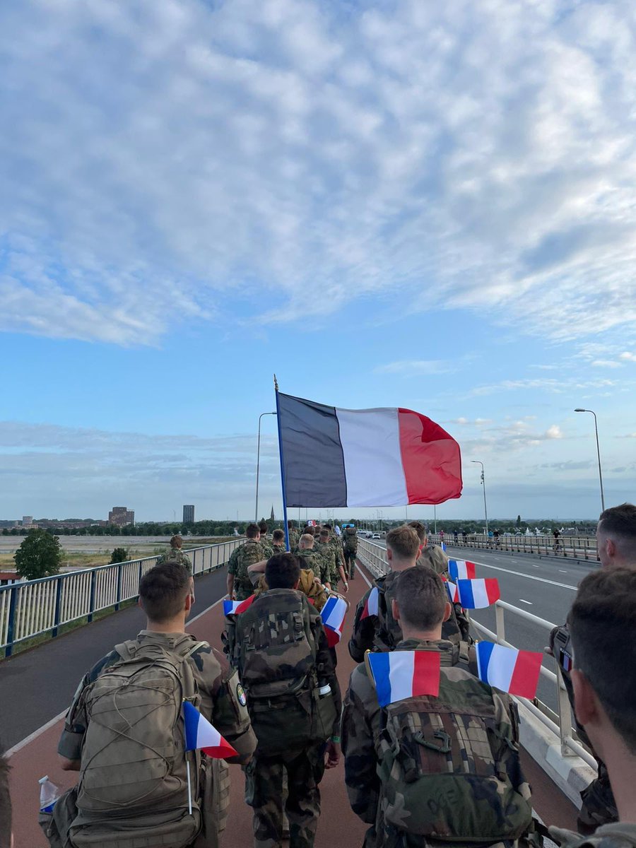 🥾170 km en 4 jours - Marche de Nimègue 🇳🇱
Nos aérocombattants du 1er RHC ont pris part à la 107e marche de Nimègue aux côtés de 5 000 militaires venus du monde entier.  Une épreuve conclue par l’obtention de la médaille de la marche de Nimègue !🎖️
#Nijmegen4Daagse