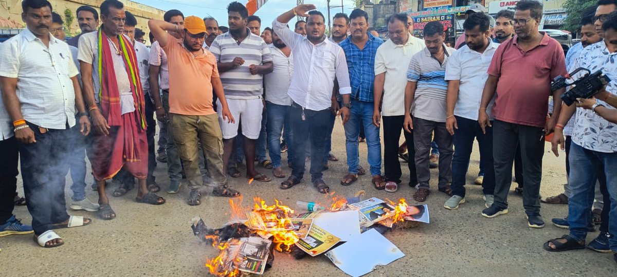 BJYMOdisha's tweet photo. #କଂଗ୍ରେସ୍_DNA_ରେ_ଧର୍ଷଣ
ମହିଳାଙ୍କୁ ଦୁଷ୍କର୍ମ ଅଭିଯୋଗରେ ଗିରଫ ହୋଇଥିବା ଛାତ୍ର କଂଗ୍ରେସ ସଭାପତି ଉଦିତ ପ୍ରଧାନ ବିରୋଧରେ ବାଲେଶ୍ଵର ଜିଲ୍ଲା ରେମୁଣା ଯୁବମୋର୍ଚ୍ଚା ତରଫରୁ ବିକ୍ଷୋଭ ପ୍ରଦର୍ଶନ କରାଯିବା ସହ ରାହୁଲ ଗାନ୍ଧୀର କୁଶପୁତ��ତଳିକା ଦାହ କରାଯାଇଛି ।
#BoycottNSUI
#NSUIexposed #RapistCongressParty #BJYMOdisha https://t.co/ptnA0vEWDl