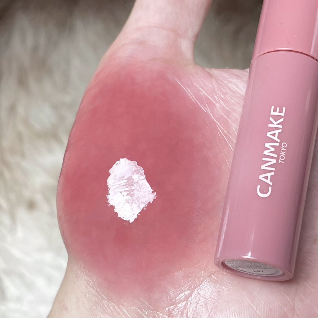canmake glass tint สี 02 คือสวยมากกกกกก เป็นชมพูกุหลาบตุ่นๆ ที่ทำออกมาได้พอดีมาก ไม่ติดม่วง ไม่ติดส้ม สวยละมุนเหมือนใส่ฟิลเตอร์ให้ปากอ่ะ ฟินิชเงาๆ ฉ่ำๆ เหมือนน้ำตาลเคลือบเลย แล้วสเตนโคตรทนกินข้าวกินน้ำยังเหลือสตนติดปาก