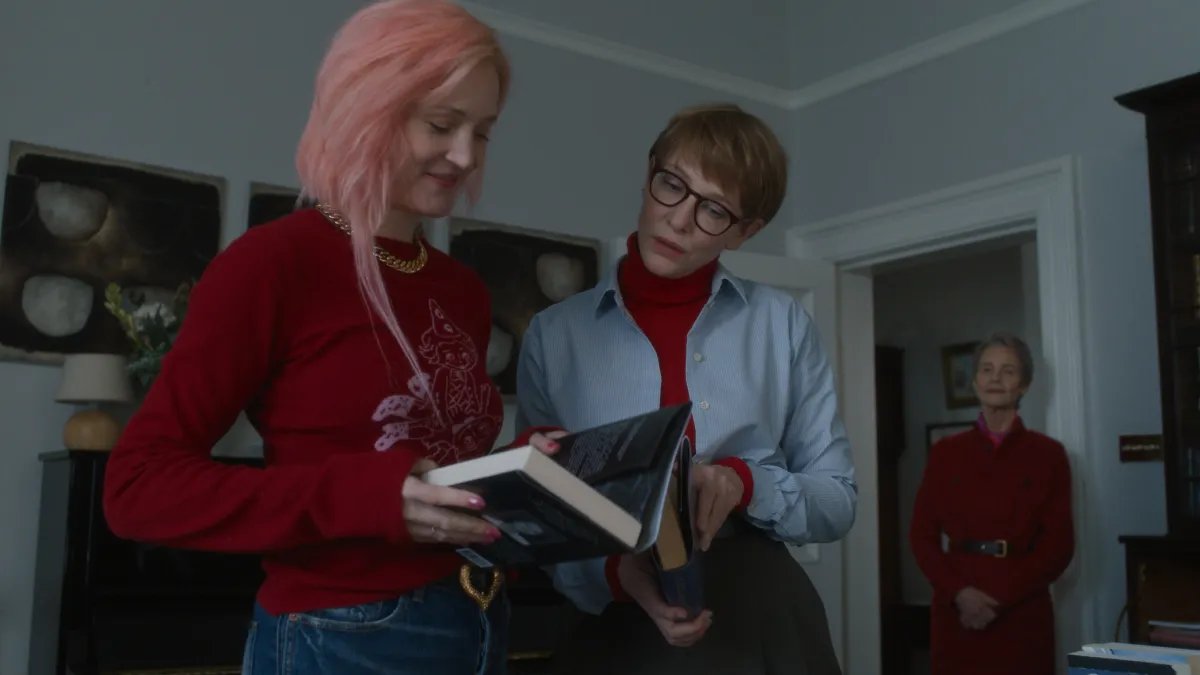laestatuilla's tweet image. Tras una ausencia de seis años, Jim Jarmusch regresa con FATHER MOTHER SISTER BROTHER, filme antológico con actuaciones de Cate Blanchett, Vicky Krieps, Charlotte Rampling, Tom Waits y Adam Driver.
Por acá el programa completo de Venecia 2025: laestatuilla.com/festivales/las…