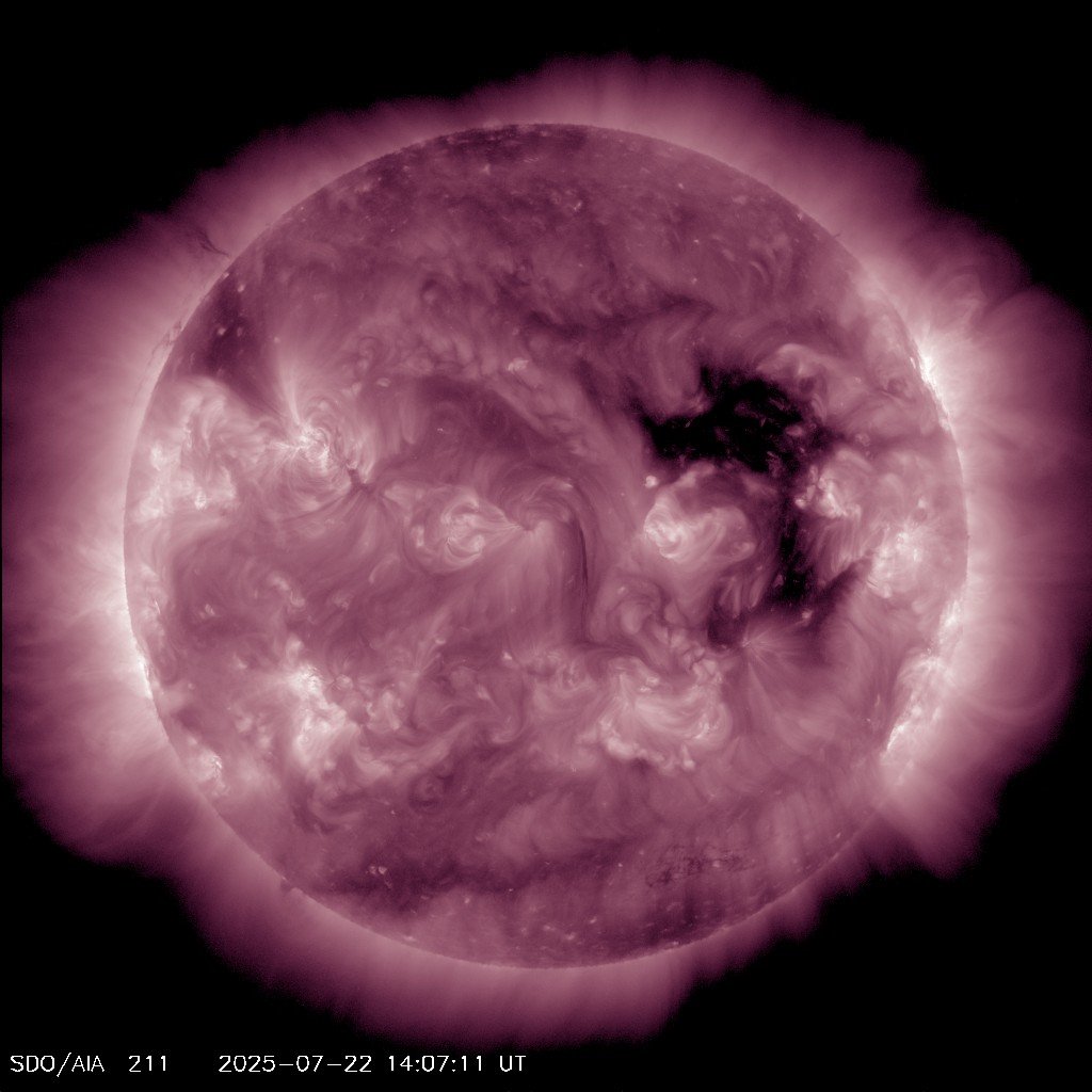 Vincent_Ledvina's tweet image. Early effects from the coronal hole seem to be hitting Earth right now! We are seeing enhanced magnetic field strength ~15 nT with variable Bz (but mostly positive).
Possible mid-latitude aurora tonight if conditions hold.
