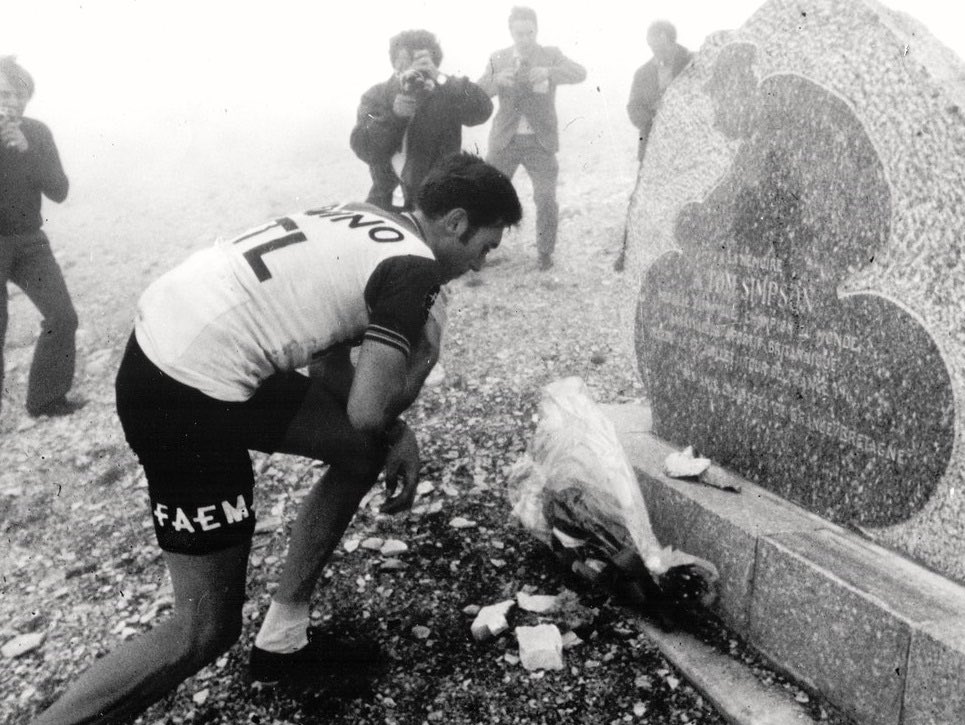 davidguenel's tweet image. A l’entraînement puis lors du Tour de France, Eddy Merckx rend hommage à son ami Tom Simpson. L’Anglais était décédé ici, sur le Ventoux, quelques années auparavant (1969 & 1970).