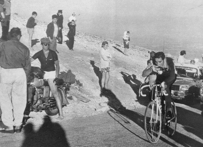 davidguenel's tweet image. A l’entraînement puis lors du Tour de France, Eddy Merckx rend hommage à son ami Tom Simpson. L’Anglais était décédé ici, sur le Ventoux, quelques années auparavant (1969 & 1970).