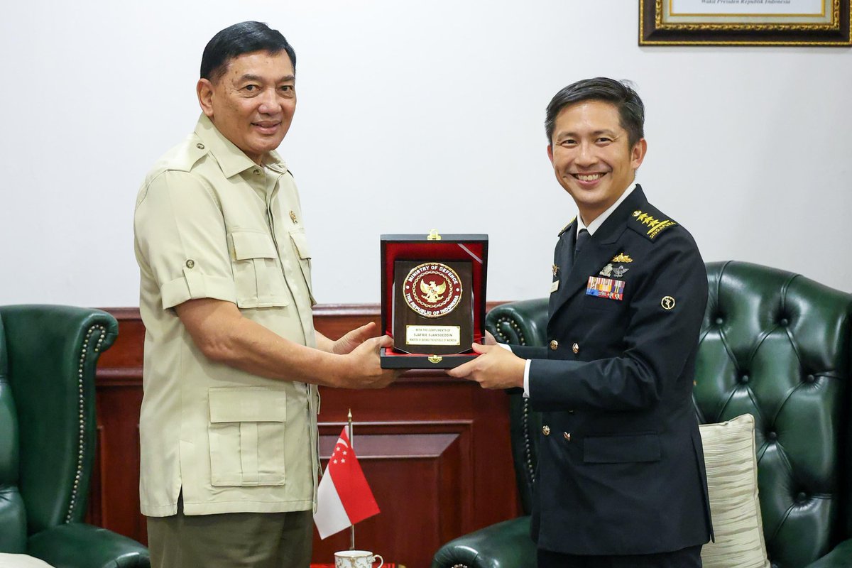 sjafriesjams's tweet image. Saya menerima kunjungan kehormatan Panglima Angkatan Bersenjata Singapura, VADM Aaron Beng untuk membahas penguatan kerja sama pertahanan bilateral (Selasa, 22 Juli 2025).
Dalam pertemuan ini, dibahas berbagai agenda strategis salah satunya, kelanjutan latihan bersama seperti…