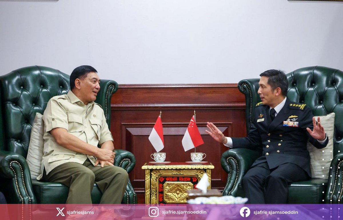 sjafriesjams's tweet image. Saya menerima kunjungan kehormatan Panglima Angkatan Bersenjata Singapura, VADM Aaron Beng untuk membahas penguatan kerja sama pertahanan bilateral (Selasa, 22 Juli 2025).
Dalam pertemuan ini, dibahas berbagai agenda strategis salah satunya, kelanjutan latihan bersama seperti…