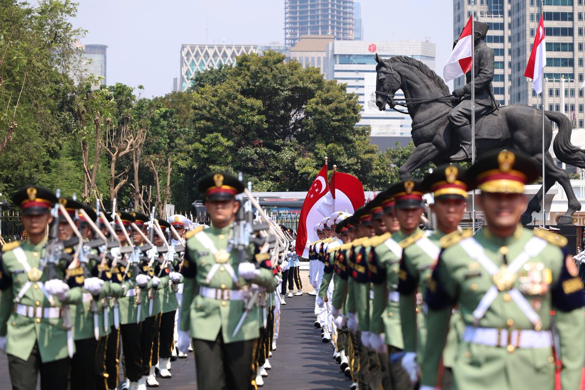 sjafriesjams's tweet image. Saya menerima kunjungan kehormatan Panglima Angkatan Bersenjata Singapura, VADM Aaron Beng untuk membahas penguatan kerja sama pertahanan bilateral (Selasa, 22 Juli 2025).
Dalam pertemuan ini, dibahas berbagai agenda strategis salah satunya, kelanjutan latihan bersama seperti…