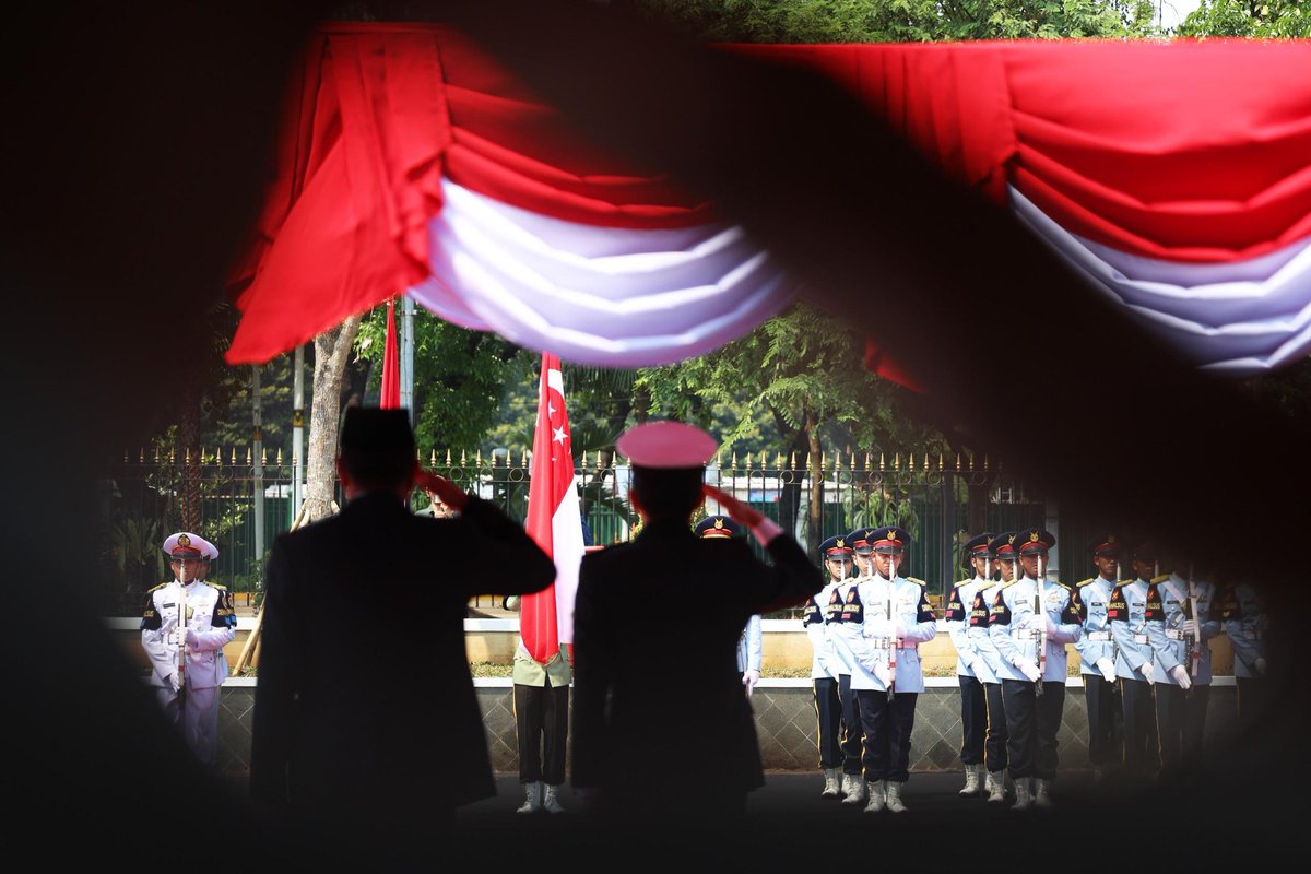 sjafriesjams's tweet image. Saya menerima kunjungan kehormatan Panglima Angkatan Bersenjata Singapura, VADM Aaron Beng untuk membahas penguatan kerja sama pertahanan bilateral (Selasa, 22 Juli 2025).
Dalam pertemuan ini, dibahas berbagai agenda strategis salah satunya, kelanjutan latihan bersama seperti…