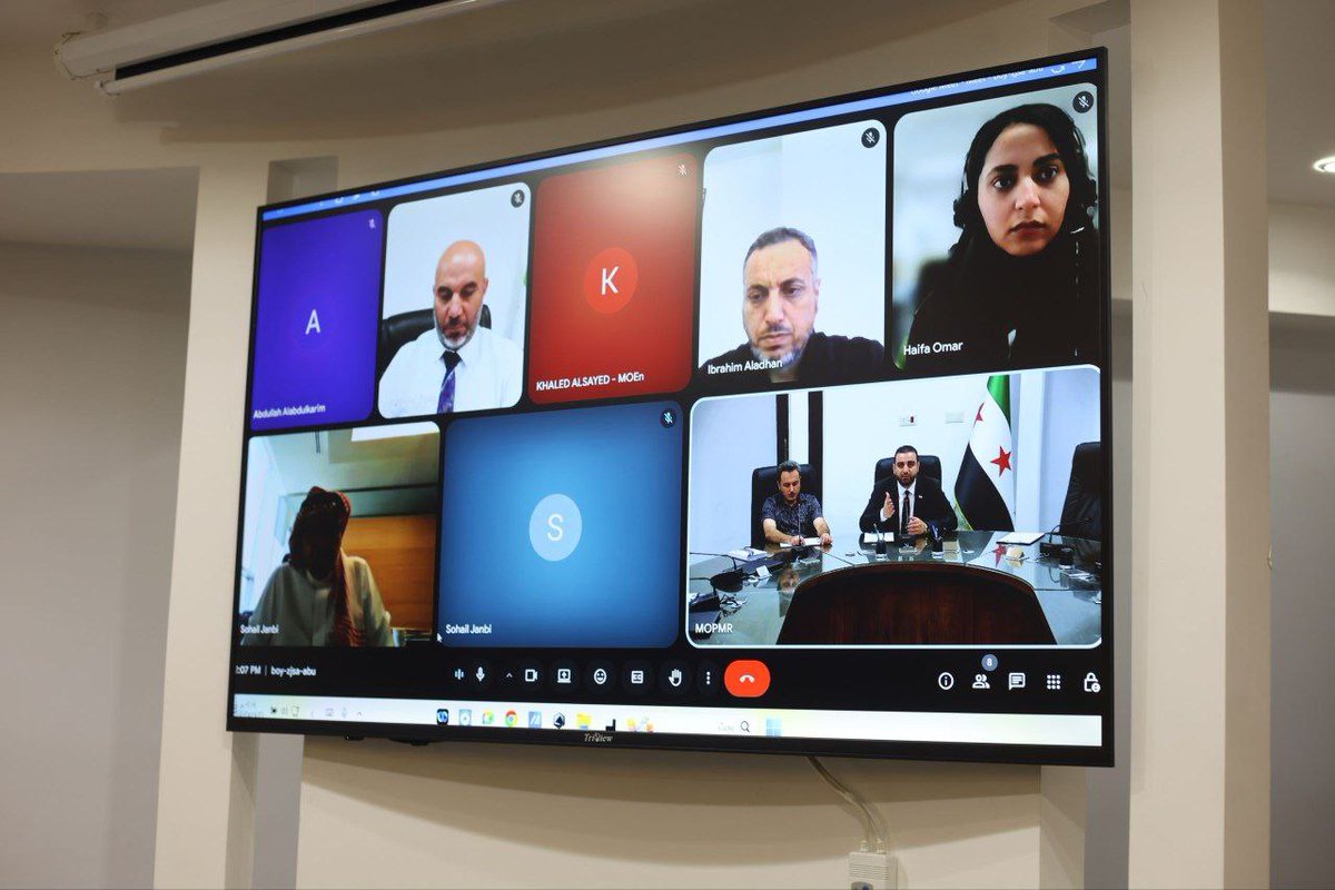 SyrMOfE's tweet image. لبحث سبل تعزيز التعاون الثنائي واستكشاف مجالات الشراكة المستقبلية في مشاريع الطاقة، عقد مدير الاتصال الحكومي الأستاذ "أحمد السليمان" اجتماعا عبر تقنية الاتصال المرئي بين ممثلين عن وزارة الطاقة السورية وممثلين عن وزارتي الطاقة والاستثمار في المملكة العربية السعودية،
#وزارة_الطاقة