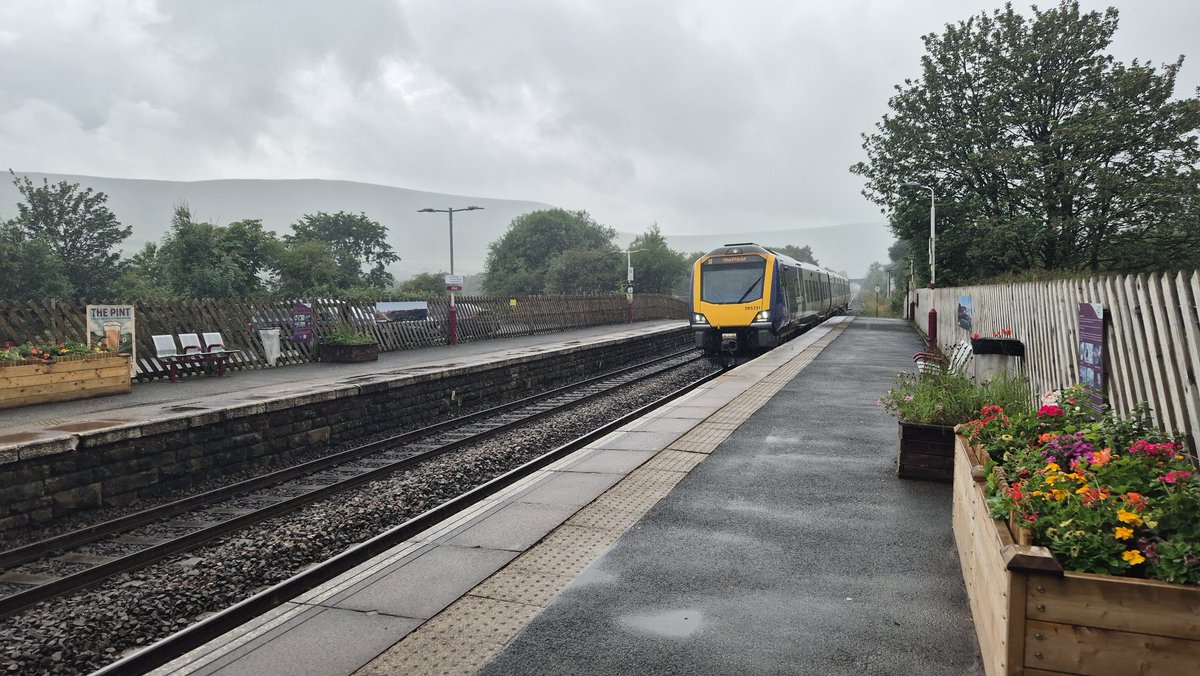 158820ATW's tweet image. Been for a journey along The Hope Valley Line
Weather not the best
Here is 195 131 coming in to Edale
@northernassist