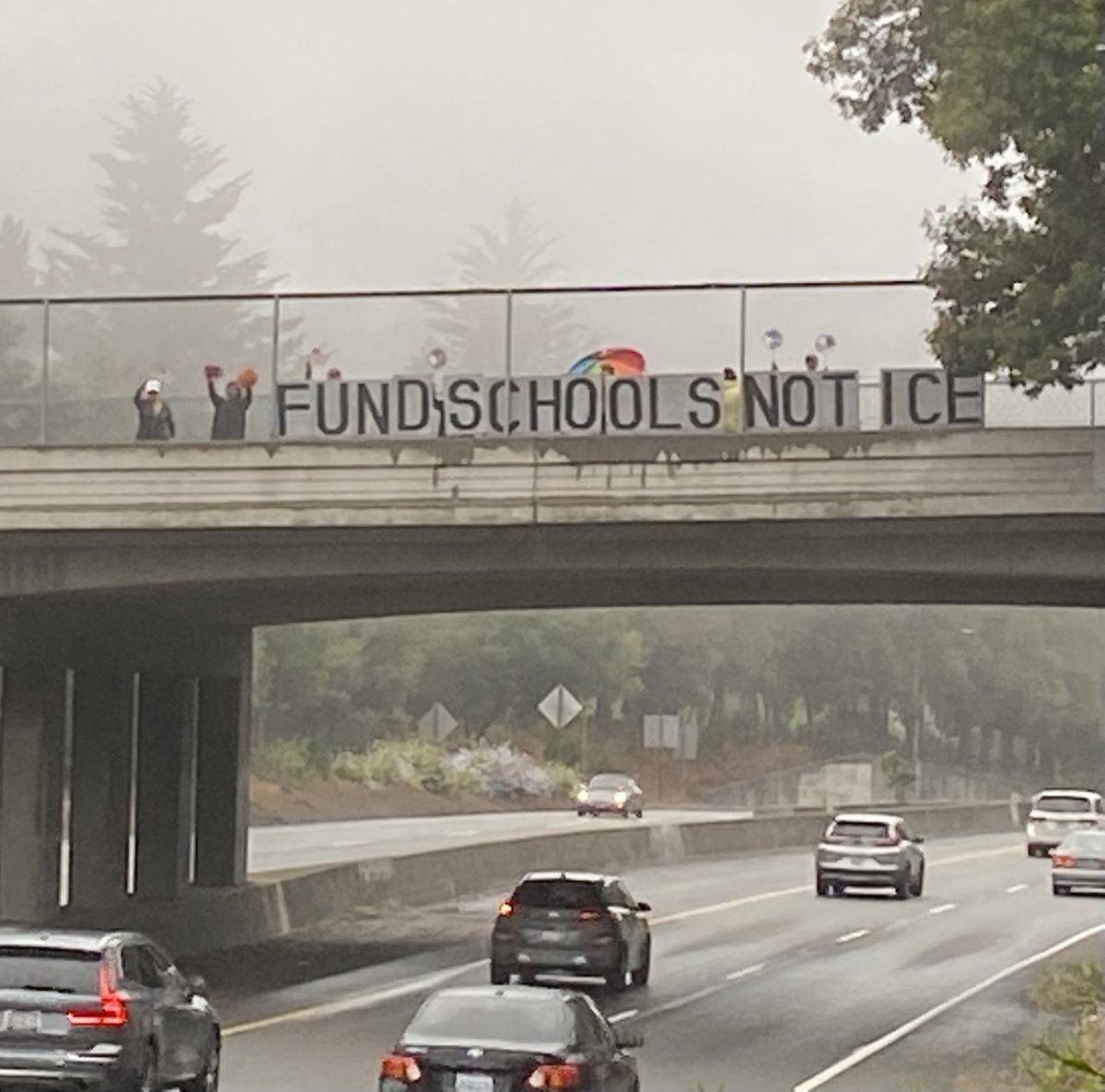 suevisa's tweet image. Overpass Visibility actions permit traffic to vote on and take a stand (with their honks and waves). The solidarity they convey energizes the activists on the overpass A LOT!
1st event on this O’pass brought out 25 neighbors, and they’ll do it w/different messages every week.