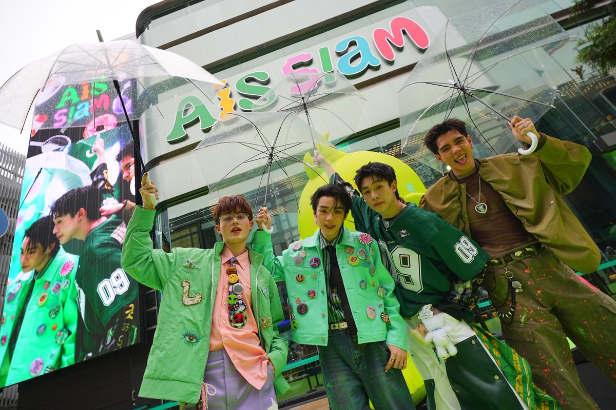 leonbrocco's tweet image. เป็นอีกวันที่สนุกมากกกกกกก 💚 ขอบคุณ AIS5G และน้องอุ่นใจด้วยนะคับ รักกก (เอาขนมมาฝากน้องๆแล้วเหมือนจะมีคนติดใจ55555) #AIS5GxGELBOYS #LEONBROCCO