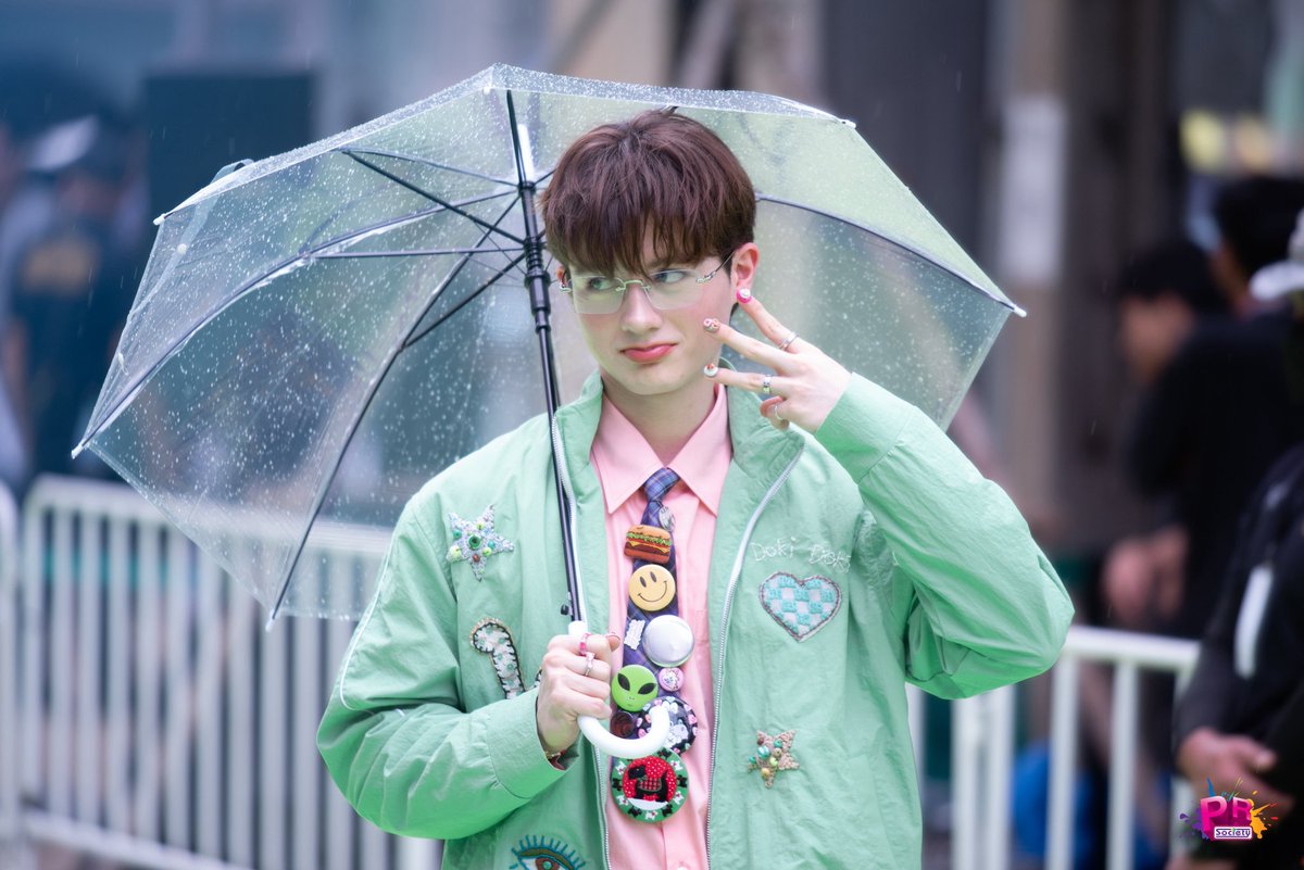 leonbrocco's tweet image. เป็นอีกวันที่สนุกมากกกกกกก 💚 ขอบคุณ AIS5G และน้องอุ่นใจด้วยนะคับ รักกก (เอาขนมมาฝากน้องๆแล้วเหมือนจะมีคนติดใจ55555) #AIS5GxGELBOYS #LEONBROCCO